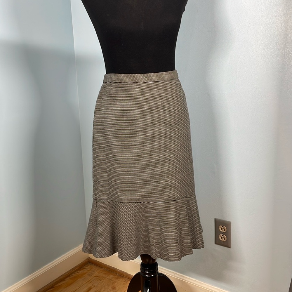 ANN TAYLOR plaid pencil skirt, flared bottom, side zipper, fully lined. Size 6.